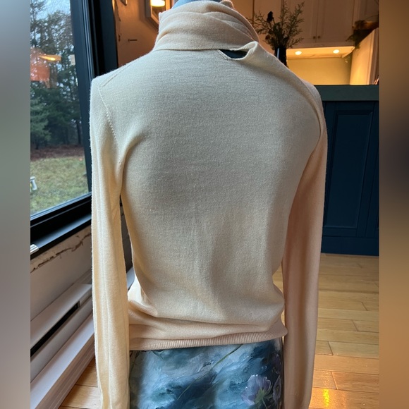 Champagne coloured Jonston of Elgins fine cashmere turtleneck, small. - Picture 6 of 10